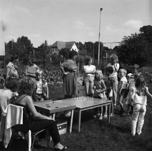 Tremsbüttel-Dorf: Gemeindezentrum: Mehrzweckhalle: Kinderfest: Kindergruppe an Spieletisch: im Hintergrund Wohnhäuser