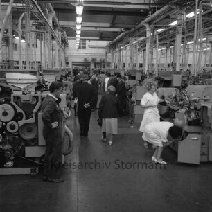 British American Tobacco Company GmbH B.A.T.: Beimoorweg: Zigarettenfabrik: Tag der offenen Tür: Innenaufnahme: Angestellte und Besucher in der Produktionshalle