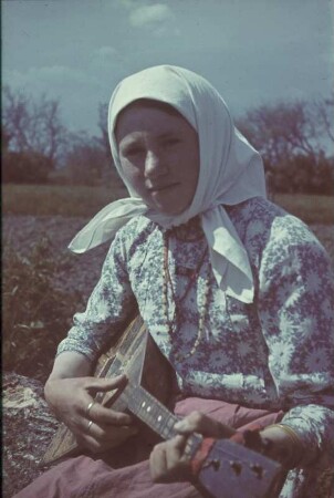 Zweiter Weltkrieg. Sowjetunion. Zur Einquartierung (wahrscheinlich in der Ukraine). Bauernmädchen mit Balalaika