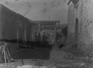 Torbogen : Ein Torbogen in einer Stadt, vermutlich ein japanischer Torii