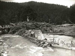 Unwetterkatastrophe im Osterzgebirge am 8./9. Juli 1927. Müglitztal bei Bärenhecke-Johnsbach. Holzbarre an zerstörter Brücke und Eisenbahndamm, links Notsteg