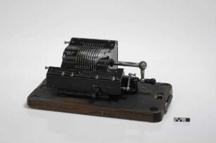 Rechenmaschine "Brunsviga Nova 13"