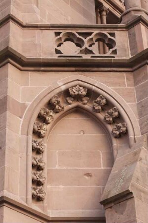 Spitzbogige Blendnische mit Kriechblumen