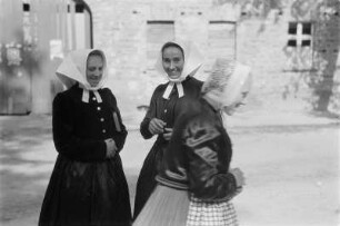 Frauen in Sonntagstracht in Schleife. : Kemšarki w Slepjanskej drasće w Slepom.