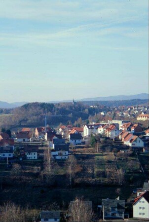 neugebaute Wohnsiedlung in Goldlauter, im Hintergrund Heidersbach