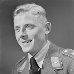 Portrait eines Mannschaftsmitglied der Luftwaffe, wahrscheinlich ein Kanonier, Flieger oder Funker