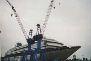 Kaje einer Werft mit Schiff