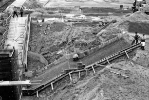 Bahnhof und Zentraler Omnibusbahnhof: Neubau: Bau der Treppen zur Unterführung