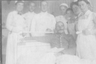 Erster Weltkrieg - Im Lazarett. Schwestern, Ärzte und Patient