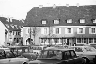 Breisach: Kaffee am Marktplatz, Vordergrund Parkplatz