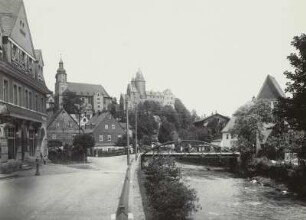 Schwarzenberg, Stadtansicht : Schwarzenberg. Stadtansicht mit Kirche, Schloss und Schwarzwasser