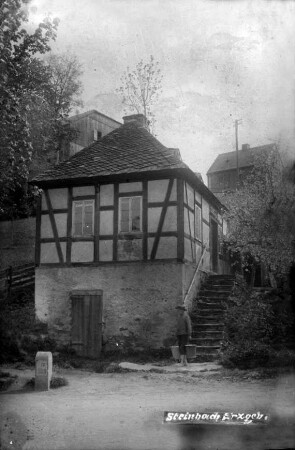 Altes Wohnhaus - Die sog. "Kaffeemiehl" : Kilometerstein vorm Haus; Berg-Gut im Hintergrund; Der Name entstand auf Grund der Gebäudeform