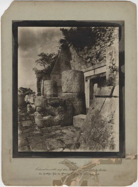 "Vue sud-ouest du temple des jaguars (qui est adjacent à la partie sud du mur est du grand terrain de jeu de balle)".