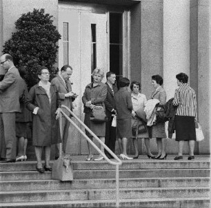 Dresden-Altstadt, Lingnerplatz 1 (Deutsches Hygiene-Museum). Serie "14. Orthopäden-Tagung der Deutschen Demokratischen Republik". Mediziner vor dem Haupteingang