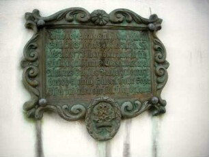 Stadtkirche - Gußeiserne Grabtafel mit ornamentierter Textkartusche und Jahr 1614