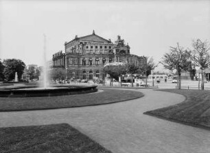 Dresden-Altstadt. Theaterplatz. Blick zur Semperoper