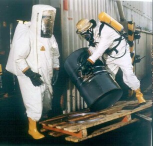 Lübeck. Drägerwerk AG & Co. KGaA. Leichte PVC Atemschutzanzügen von Dräger