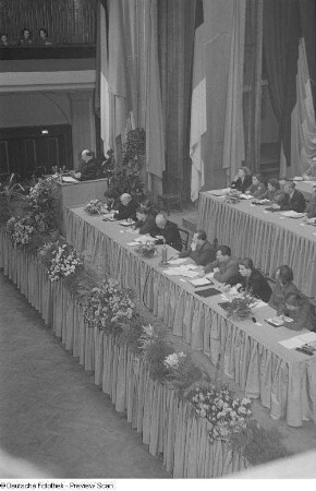 Podium des Kongreßes des Jungen Brigadiers