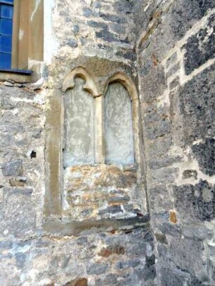 Traufseite Süd im Südosten am Strebepfeiler-vermauertes gotisches Doppelfenster