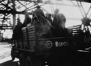 Szene aus dem Sowjetischen Dokumentarfilm "Die Befreiung Dresdens": Angehörige der sowjetischen Armee (1. Ukrainische Front) auf der Loschwitzer Brücke ("Blaues Wunder")