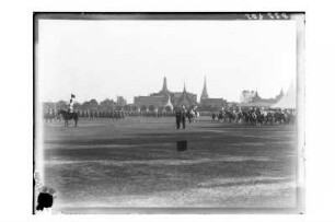 Militärparade beim Königspalast : Bangkok. Militärparade, im Hintergrund der Große Palast, die Residenz des Thailändischen Königs, 1910