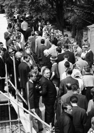 15. Tagung 1965 Physiker; Maikäferrede: auf dem Landungssteg: in der Mitte links: Ehepaar Thomson