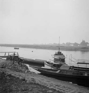 Strehla. Fährstelle an der Elbe mit Gierseilfähre