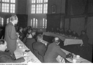 Dresden. Dr. Johannes Dieckmann Liberaldemokratische Partei Deutschlands (LDPD) 1893-1969, Präsident der Volkskammer vor der Intelligenz Dresdens anlässlich des 13. Februars, 1956