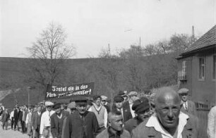 Demonstranten mit dem Transparent: "Tretet ein in den Verband proletarischer Freidenker!" auf dem Weg von Heidenau nach Dohna