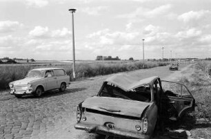 Berlin-Rosenthal : In Berlin-Rosenthal, Mönchmühler Strasse, im Vordergrund Moskwitsch-Wrack, links Trabant, hinten Wartburg