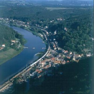 Stadtteil Halbestadt, Elbe und Stadt : Königstein (Sächsische Schweiz). Stadtteil Halbestadt, Elbe und Stadt. Blick von der Festung nach Ostnordost