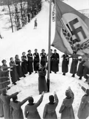 Fahnenappell im einem Lager des Reichsarbeitsdienstes im Erzgebirge