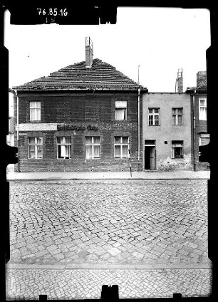 Potsdam, Gutenbergstraße. Wohnhaus. Straßenfront