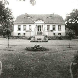 Cottbus. Landhaus (Standesamt), Lieberoser Straße 7. um 1820. Gartenfront