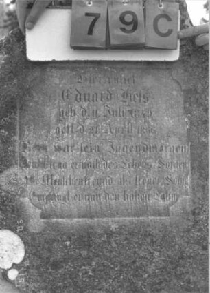 Grabstein 79 (Index: 100008890) Zustand: Rand zum Teil abgebröckelt Maße HxBxT: 107x56x7 cm: Grabstein 79C