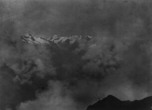 Wolken : Blick durch die Wolken zu den Gipfeln der Berge
