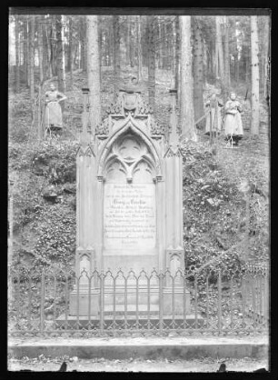 Dankbarkeitsdenkmal für Georg und Ernestine zu Löwenstein-Wertheim-Freudenberg, am Standort im Wald