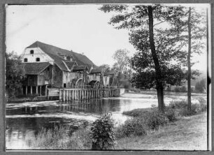 Neumühle bei Haynsburg hinter Zeitz mit zwei Wasserrädern
