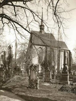 Kreuzkirche : Südwesansicht der Kreuzkirche über den Friedhof