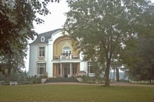 Gut Treuholz: Herrenhaus: Gartenfassade im Neobarock-Stil: Mittelrisalit mit Säulenveranda, Balkon, Jugendstilornamente: Freitreppe: im Vordergrund Park