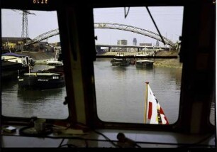 Duisburg, Ruhrort: Hafenrundfahrt, aus dem Kommandostand des Schiffes
