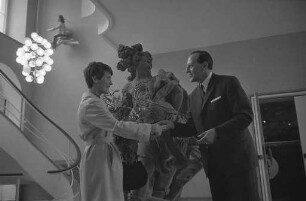 Ehrung der 500 000. Besucherin des Badischen Landesmuseums seit der Wiedereröffnung im Jahr 1966.