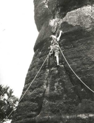 Sächsische Schweiz. Affensteine, Hauptdrilling. Seilschaft G. Walpert am Dietrich-Weg (VIIIa)