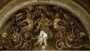 Juno mit Fruchtschale, gerahmt von zwei weiblichen Halbfiguren in Ranken, Affen und Pfauen