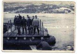 Soldaten stehen auf einem Schlauchboot-Floß