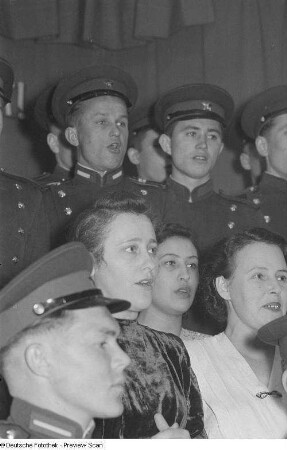 Chor einer Kulturveranstaltung der HO Industriewaren Leipzig-Stadt im Rahmen des Monats der Deutsch-Sowjetischen Freundschaft