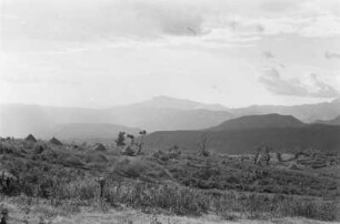 Dorf auf dem Hochplateau : Blick über das Dorf Bulki in Richtung der Berge