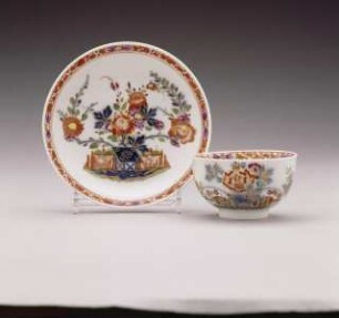 Unterschale und Koppchen mit Blumenranken und Tischchen