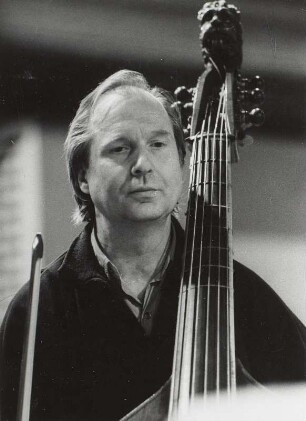 Porträt des Solo-Kontrabassisten und Violonespielers Achim Beyer. Aufnahme 1987 während einer Konzertprobe. Fotografie von Evelyn Richter, Leipzig