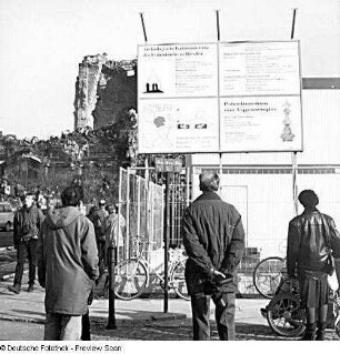 Dresden-Altstadt, Neumarkt. Informationstafel "Archäologische Enttrümmerung der Frauenkirche zu Dresden" mit der Ruine der Frauenkirche im Hintergrund